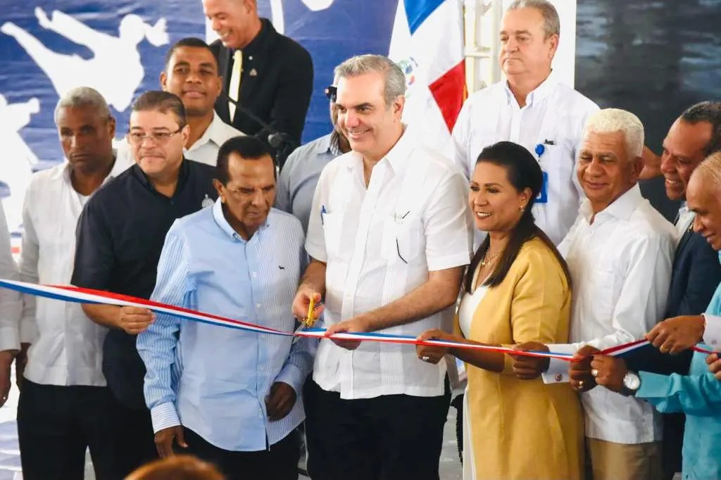 Gobierno inaugura circuito 24 horas en Sanchez Ramirez y un Bajotecho en Villa La Mata