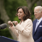 El presidente Joe Biden escucha mientras la vicepresidenta Kamala Harris habla en el Rose Garden de la Casa Blanca en Washington, el lunes 1 de mayo de 2023, sobre la Semana Nacional de la Pequeña Empresa.CAROLYN KASTER