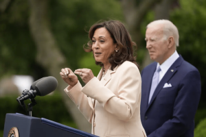 El presidente Joe Biden escucha mientras la vicepresidenta Kamala Harris habla en el Rose Garden de la Casa Blanca en Washington, el lunes 1 de mayo de 2023, sobre la Semana Nacional de la Pequeña Empresa.CAROLYN KASTER