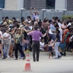 Una multitud se reúne frente a un centro comercial tras un tiroteo el sábado 6 de mayo de 2023, en Allen, Texas. (AP Foto/LM Otero) (AP)