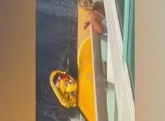 Rescatan pasajera que resbalo al mar desde crucero en aguas RD
