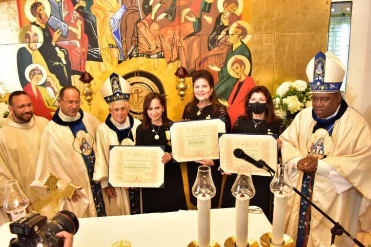 Papa Francisco condecora damas dominicanas