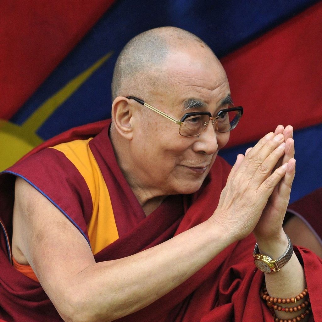 El dalái lama cumple 88 años con su vida y sueño en tela de juicio