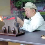 Muestran nuevas fotos de Kim Jong Un recorriendo fábricas de armas y disparando
