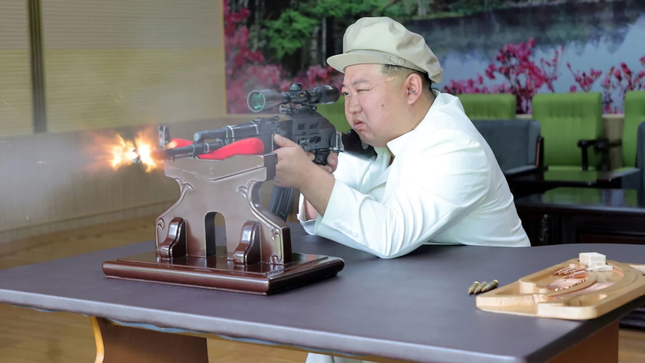 Muestran nuevas fotos de Kim Jong Un recorriendo fábricas de armas y disparando