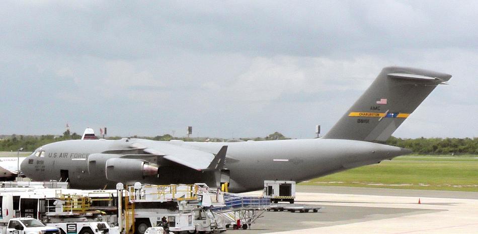 Avión de EEUU llegó la mañana de este jueves a Las Américas con soldados y carga