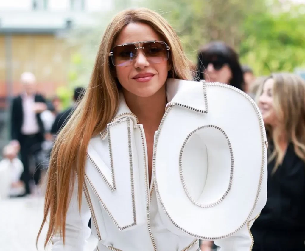 Shakira luce un llamativo vestido con la palabra “No”: ¿qué mensaje quiere transmitir?