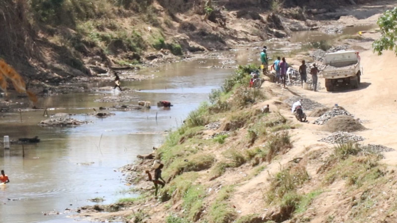Haitianos depredan el cauce del río Masacre