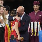 Presidente de Federación Española no renuncia tras besar a una futbolista en los labios