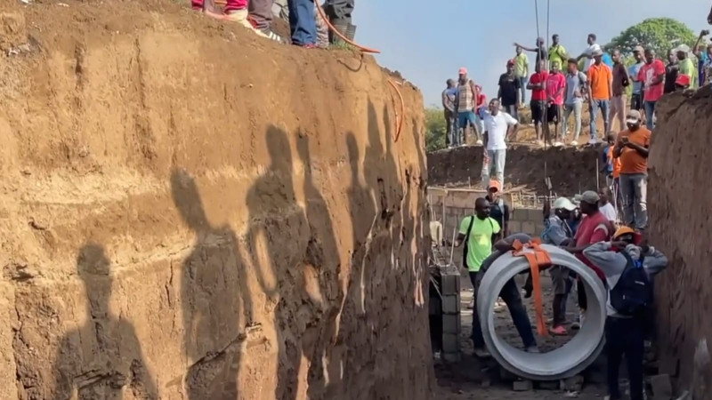 Haitianos colocan tuberías para reencauzar el río Masacre