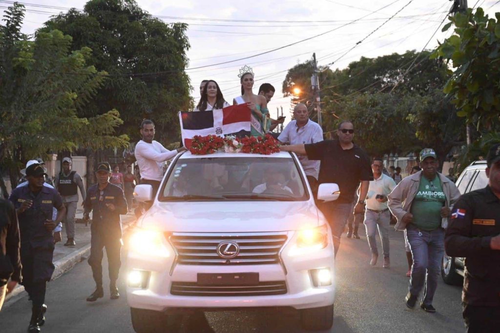 La Miss República Dominicana Universo 2023 Mariana Downing recorre las calles de Cotuí