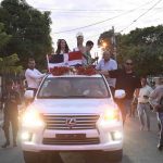 La Miss República Dominicana Universo 2023 Mariana Downing recorre las calles de Cotuí