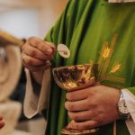 Vaticano responde a obispo dominicano sobre el acceso a la Eucaristía de madres solteras