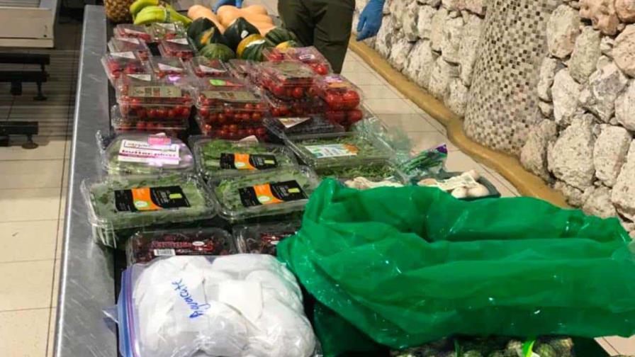 “La ley es para todos” Decomisan kilos de frutas y vegetales al artista Julio Iglesias en aeropuerto de Punta Cana