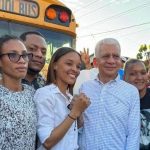Senador Ricardo de los Santos dona 2 autobuses a estudiantes