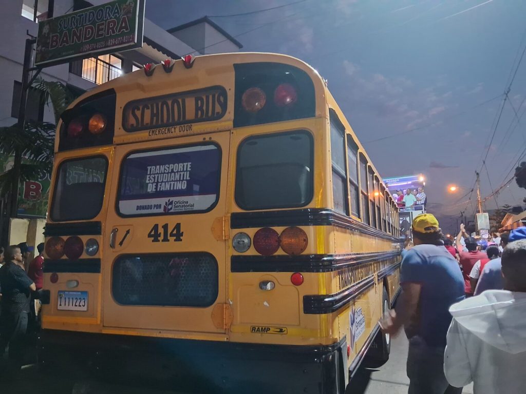 Presidente Senado entrega autobus para transporte estudiantes universitarios
