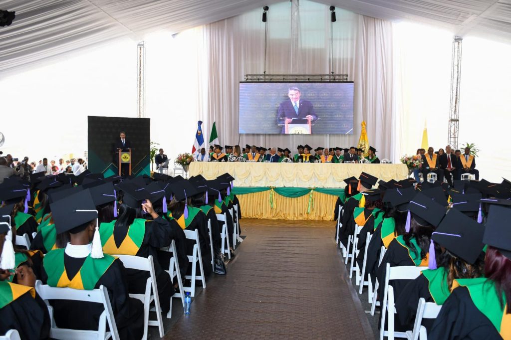 Universidad UTECO pone a disposición de la sociedad 574 nuevos profesionales.