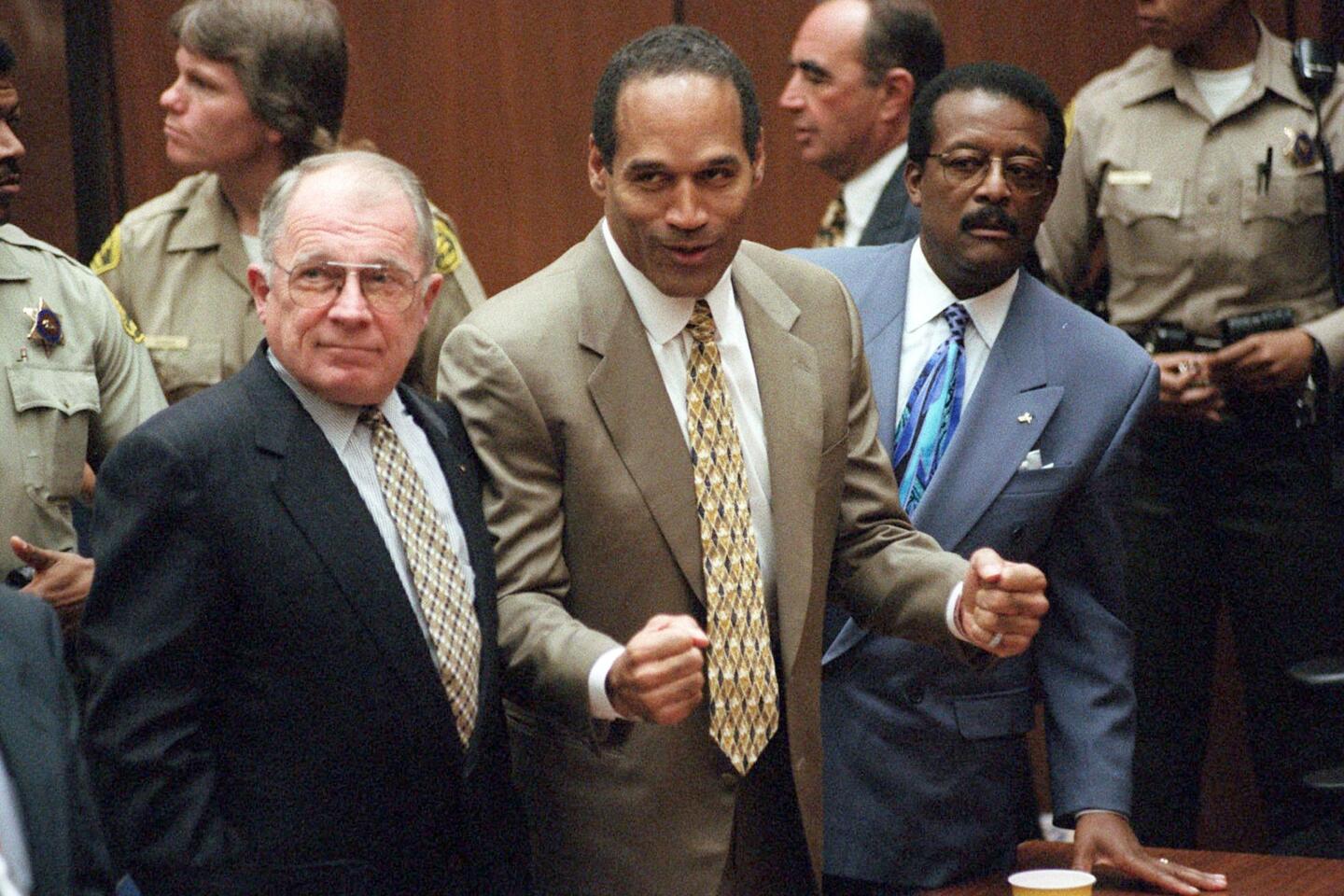 O.J. Simpson, cuyo juicio cautivó y dividió al mundo, muere a los 76 años