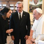 Abinader obsequia rosario de Larimar al Papa Francisco