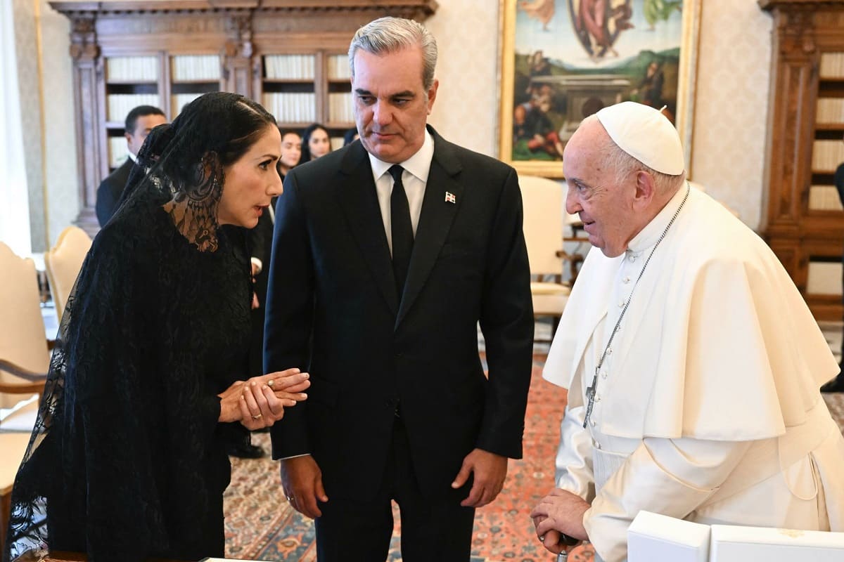 Abinader obsequia rosario de Larimar al Papa Francisco