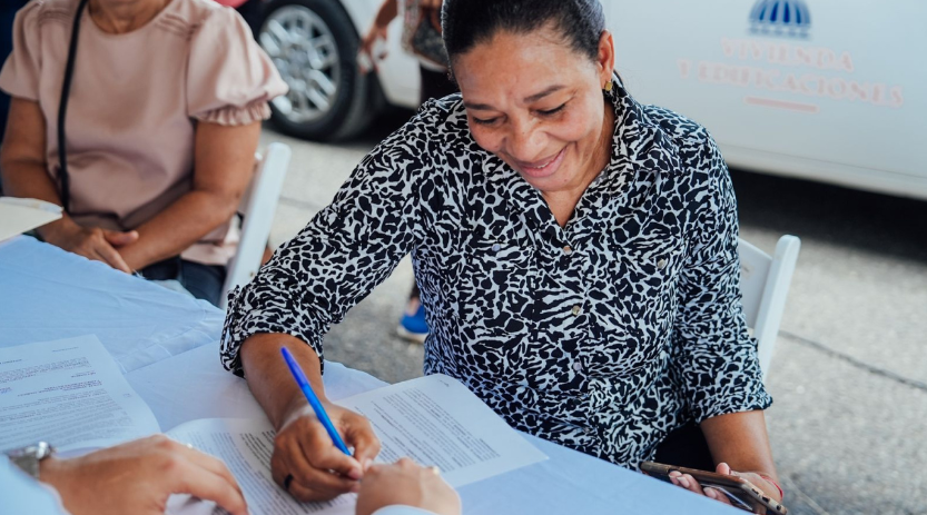 Mived culmina firmas de contratos en Bayaguana