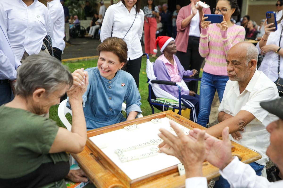 Vicepresidenta comparte con envejecientes