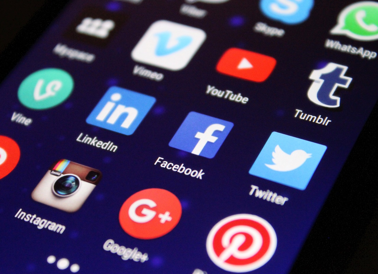 Analizan impacto de redes sociales y periodismo