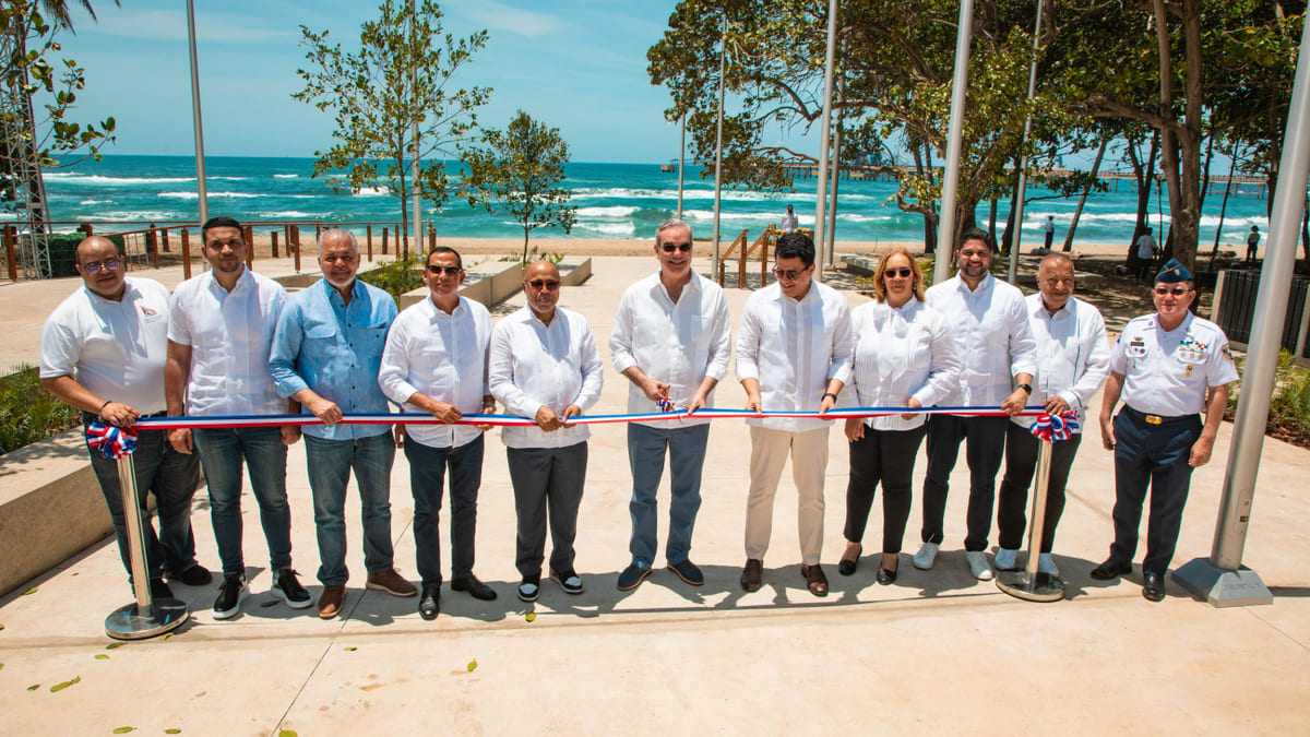 Presidente inaugura malecón de Haina