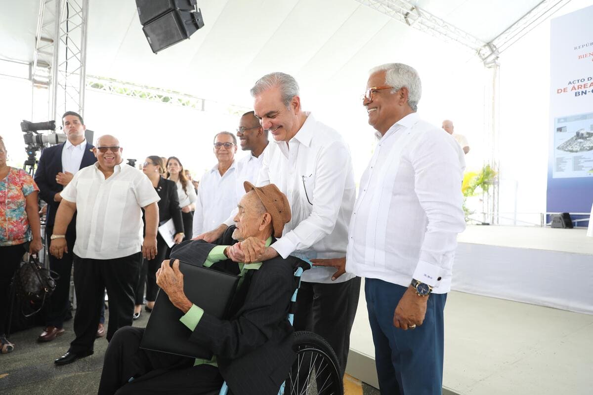 Presidente entrega más de 800 títulos