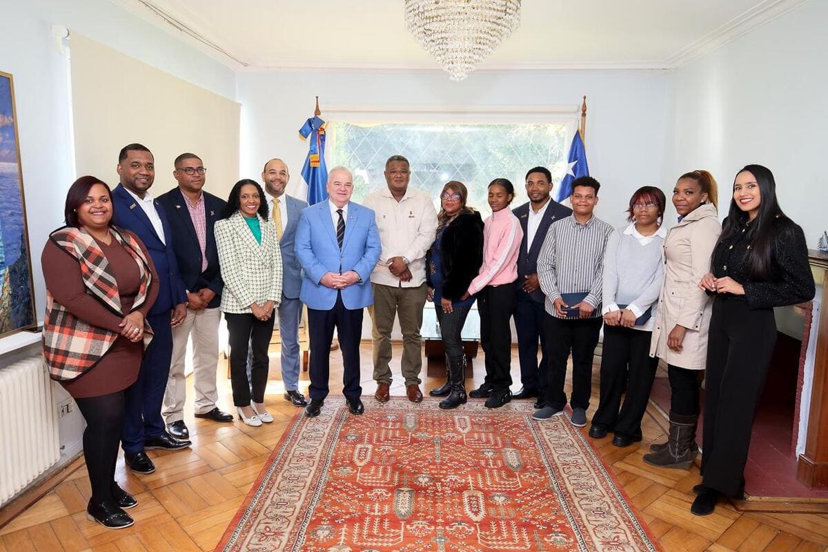 Reconocen estudiantes dominicanos en Chile por excelencia académica