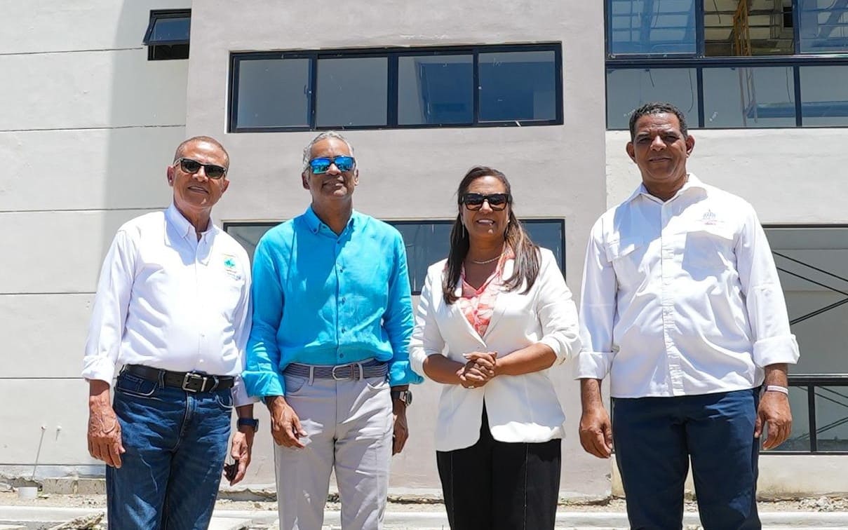 Joel Santos supervisa avances de obras en Sánchez Ramírez