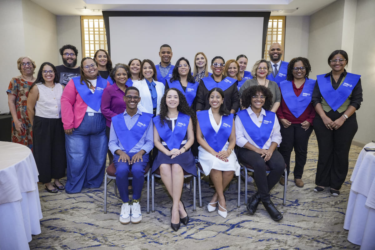 Con la participación de 25 estudiantes de diversas universidades, culminó el 30 de julio el Primer Diplomado Universitario sobre Comunicación para el Cambio Social con Perspectiva de Género, una iniciativa formativa impulsada por el Centro de Investigación para la Acción Femenina (CIPAF) en alianza con la Universidad Iberoamericana (UNIBE) y el apoyo técnico de La Asociación Galega de Comunicación para o Cambio Social (AGARESO) – Comunicación y Educación para el Cambio Social. Durante cinco meses, las y los participantes se formaron en temáticas clave para promover una comunicación más justa, inclusiva y comprometida con los derechos humanos. El programa incluyó sesiones sobre comunicación y género, discurso de odio, cobertura mediática de la violencia de género, fotografía social, podcasting y audiovisual para el cambio social, entre otros temas, impartidos por reconocidas especialistas de República Dominicana y España. La clausura del diplomado se celebró, con un acto de entrega de certificados y palabras de cierre por parte de representantes institucionales, docentes y estudiantes. El evento destacó la importancia de fortalecer capacidades en comunicación con enfoque de género para transformar narrativas, cuestionar estereotipos y contribuir a sociedades más igualitarias. “Este diplomado nació con la convicción de que la comunicación no es solo una herramienta para informar, sino una poderosa vía para transformar realidades”, expresó Syra Taveras Pineda, Directora Ejecutiva de CIPAF. El diplomado forma parte de las acciones estratégicas que CIPAF viene impulsando para promover una comunicación transformadora, en línea con su compromiso de más de 40 años con los derechos de las mujeres, la equidad de género y la justicia social en República Dominicana.
